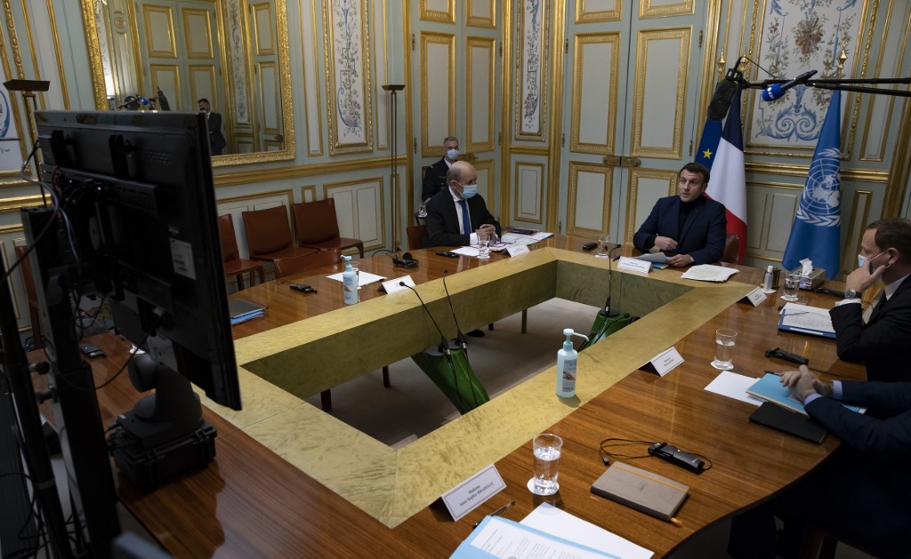 Le président français Emmanuel Macron prononce le discours d'ouverture d'une vidéo conférence internationale des donateurs pour le Liban au palais présidentiel de l'Elysée à Paris le 2 décembre 2020. (Photo, AFP)