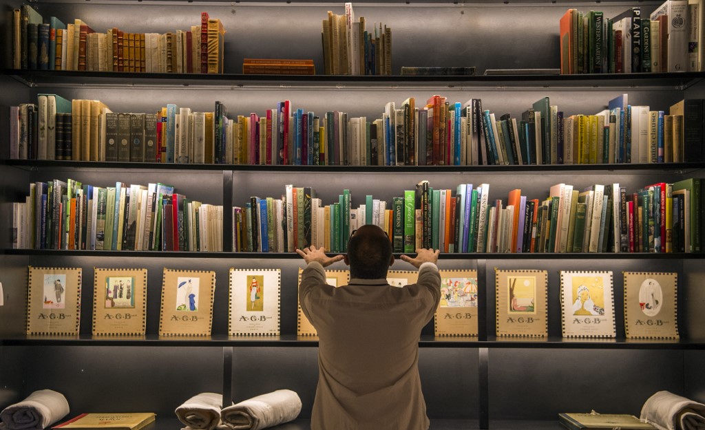 Un homme vérifie les livres au nouveau musée Yves Saint Laurent dans la ville marocaine de Marrakech le 19 octobre 2017. (Photo, AFP)
