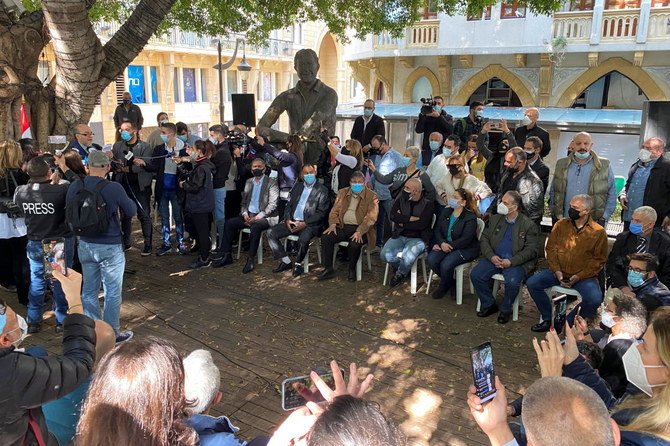 Des militants se rassemblent deux jours après le meurtre de l'éminent critique du Hezbollah, Lokman Slim, exigeant une enquête transparente sur le crime, au centre-ville de Beyrouth, au Liban, le 6 février 2021 (Reuters)