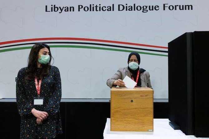 Une déléguée en train de voter pour le nouveau gouvernement intérimaire lors d'une réunion du Forum de dialogue politique libyen à Chavannes de Bogis, près de Genève, le 5 février 2021 (Photo, AFP / Archives)