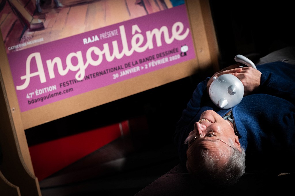 L'artiste français de la bande dessinée Emmanuel Guibert reçoit le "Grand Prix de la ville d'Angoulême" lors de la 47ème édition du Festival International de la Bande Dessinée d'Angoulême le 29 janvier 2020. (AFP)