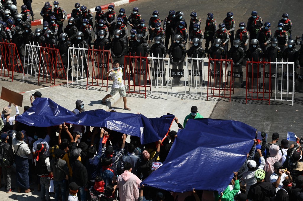 Canons à eau, tirs: la tension monte en Birmanie contre les manifestants anti-coup d'État