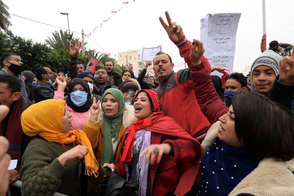 Fractures entre l’élite politique et les revendications de la révolution