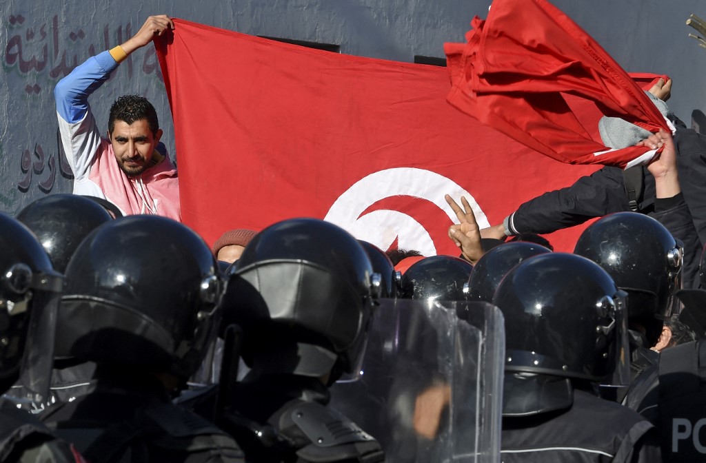 La démocratie tunisienne à l'épreuve d'un bras de fer président-Parlement