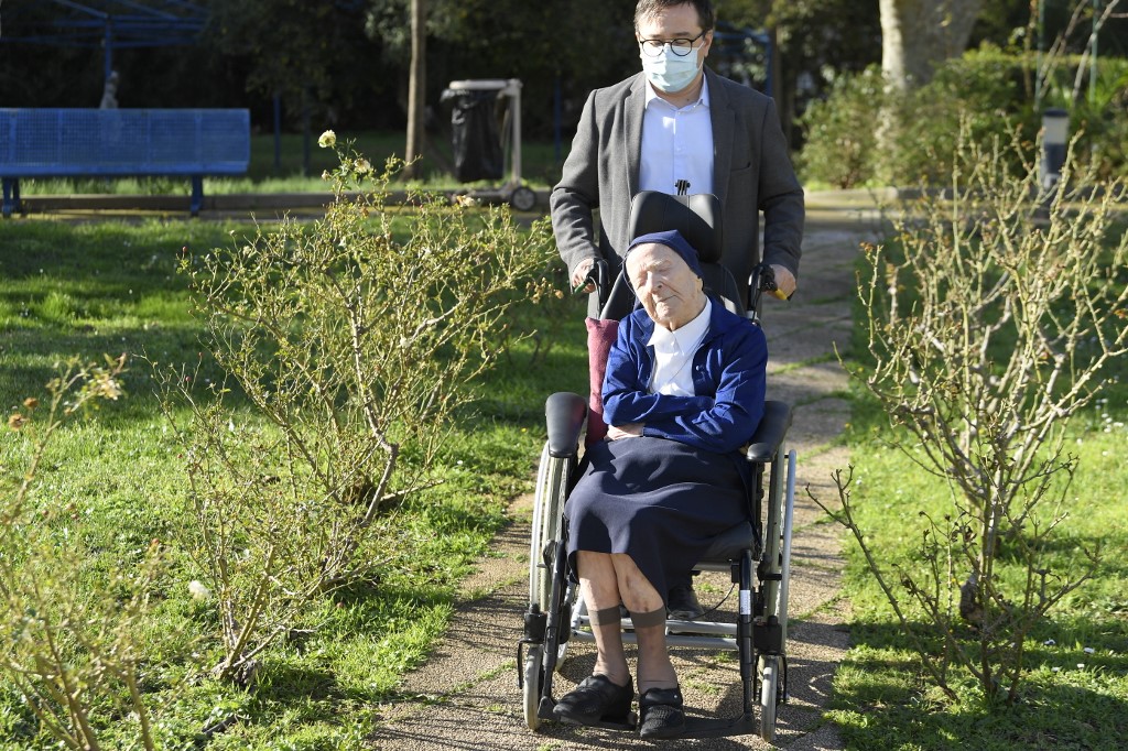 Sœur André, Lucile Randon au registre des naissances, l'aînée des citoyennes françaises et européennes, est assise en fauteuil roulant, à la veille de son 117e anniversaire - née le 11 février 1904 - dans un EHPAD (Établissement de Logement pour Personnes Âgées Dépendantes) à Toulon, sud de la France, où elle vit depuis 2009. Sœur André a été touchée par le Covid-19 en janvier 2021. (NICOLAS TUCAT / AFP)