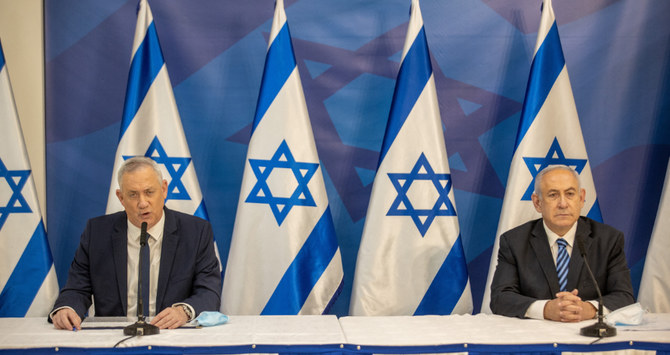 En ayant préalablement séduit la moitié de l'alliance Bleu Blanc dirigée par Benny Gantz afin qu'elle rejoigne le gouvernement grâce une fausse promesse de rotation du poste de Premier ministre, Netanyahou a non seulement divisé le parti, mais l'a détruit. (AFP/Archive)