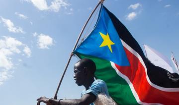 Un homme porte le drapeau national du Soudan du Sud. (Photo, AFP/Archives)