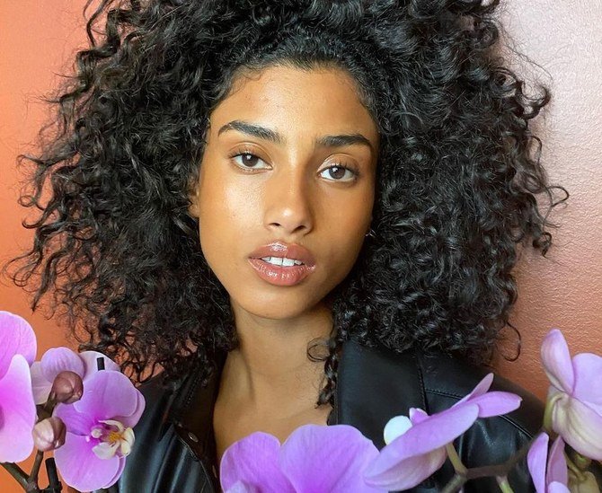 Le baiser du mannequin Imaan Hammam pour la bonne cause en cette Saint-Valentin