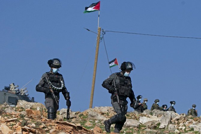 Les forces de sécurité israéliennes arrêtent des Palestiniens au cours de différentes opérations