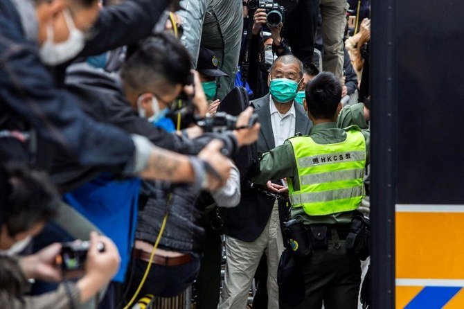 Le magnat des médias Jimmy Lai, au centre-droit, quitte la Cour d'appel final après que sa libération sous caution a été refusée à Hong Kong le 9 février 2021. (AFP)