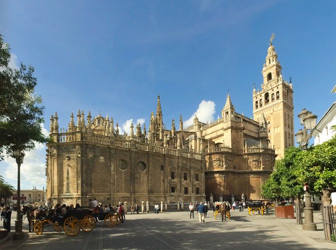 La Giralda, le clocher de la cathédrale de Séville, était autrefois le minaret de la Grande Mosquée de la ville. (Photo, Wikimedia Commons)