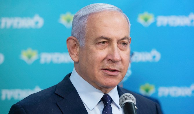 Le Premier ministre israélien Benjamin Netanyahu en visite au centre de vaccination des services de santé de Leumit où il rencontre Theodor Salzen, la 4 millionième personne en Israël à être vaccinée contre le coronavirus, à Jérusalem, le mardi 16 février 2021 (Photo, AP)
