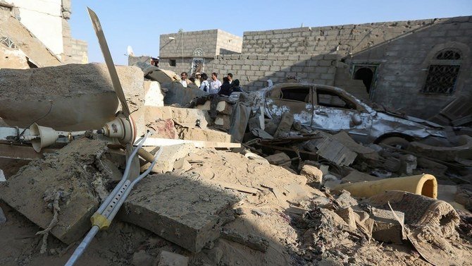 Des habitants se tiennent près du site d'une attaque de missiles balistiques des Houthis soutenus par l'Iran dans le quartier peuplé de Rawda à Marib, au Yémen. (Photo, Reuters/Archives)