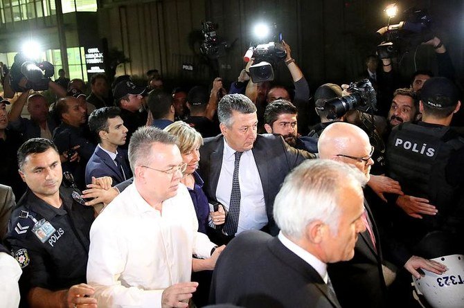 Le pasteur américain Andrew Brunson, après avoir été libéré de prison, et son épouse Norrine arrivent à l’aéroport d’Izmir, en Turquie, le 12 octobre 2018. (Photo, Reuters)