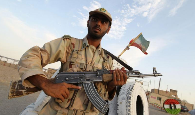 Un membre des forces de sécurité iraniennes se tient près de la frontière avec le Pakistan. (Photo, AFP / Archives)
