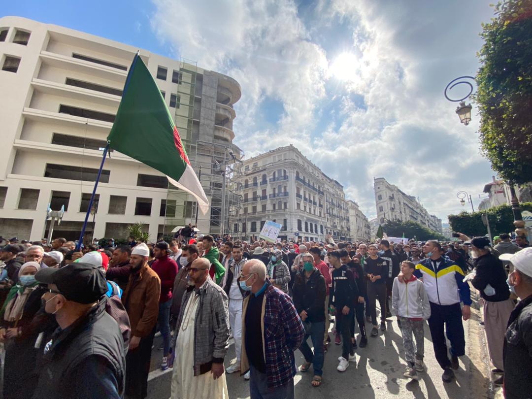 « Comme si le temps était resté suspendu pendant un an, les mêmes foules, les mêmes drapeaux et les mêmes chants ont réinvesti les rues d'Alger vendredi » (Photo, Arab News en français)