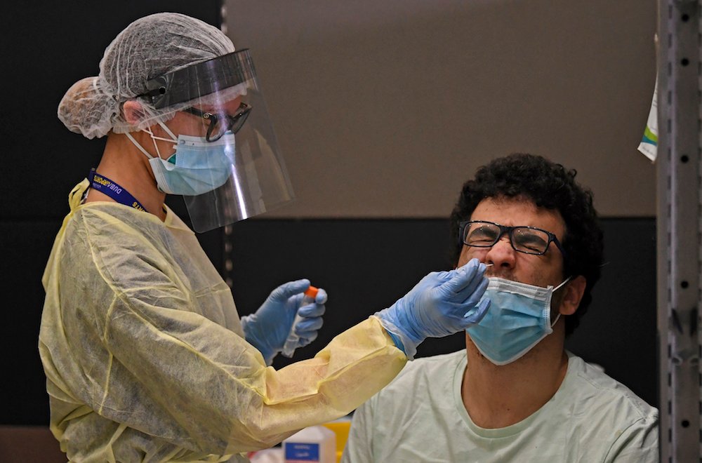 Assumer&nbsp;personnellement&nbsp;la responsabilité de la santé publique&nbsp;peut être&nbsp;aussi simple que se couvrir la bouche avec ses mains ou&nbsp;avec&nbsp;le creux de son bras lorsque l'on tousse et éternue, disent les experts. (AFP/photo&nbsp;d’archive)