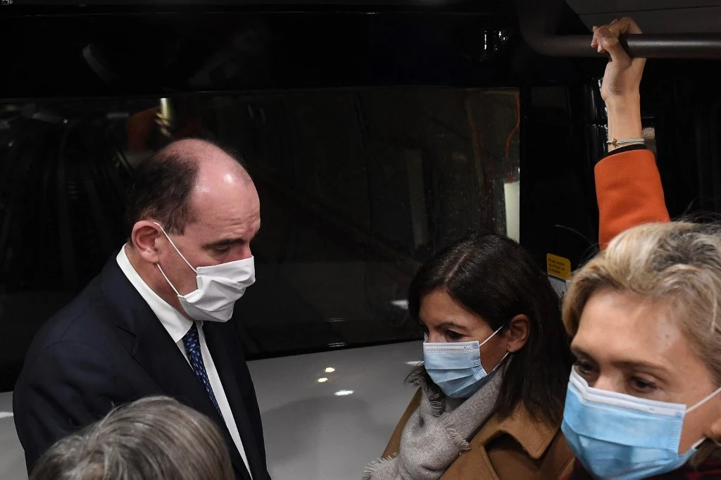Le Premier ministre français Jean Castex accompagné de la maire de Paris Anne Hidalgo et de la présidente de la région Ile-de-France Valérie Pecresse. (Photo, AFP/Archives)