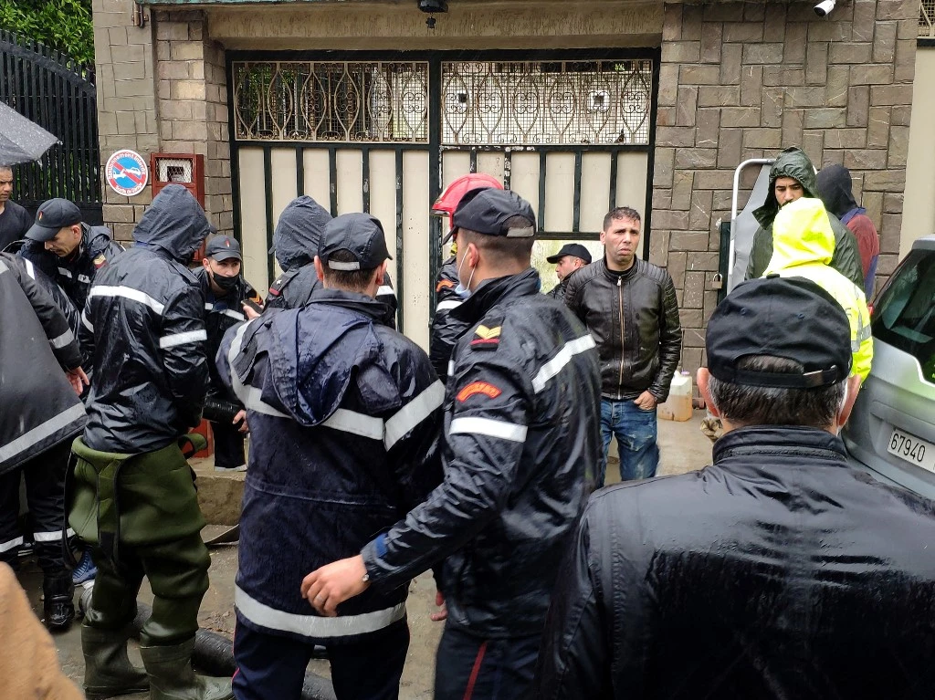 Les services d'urgence se rassemblent sur le site d'un atelier textile souterrain clandestin qui a été inondé après de fortes pluies dans la ville marocaine de Tanger le 8 février 2021. (Photo, AFP)