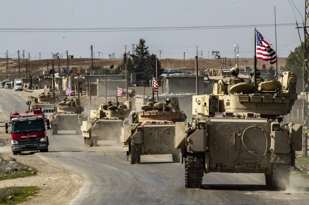 Les véhicules de combat américains Bradley (BFV) patrouillent dans les champs pétrolifères de Suwaydiyah dans la province de Hasakah, au nord-est de la Syrie, le 13 février 2021. (Photo, AFP)