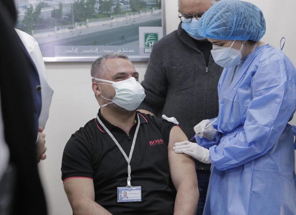 En immersion dans le service Covid-19 de l'hôpital Rafic Hariri de Beyrouth
