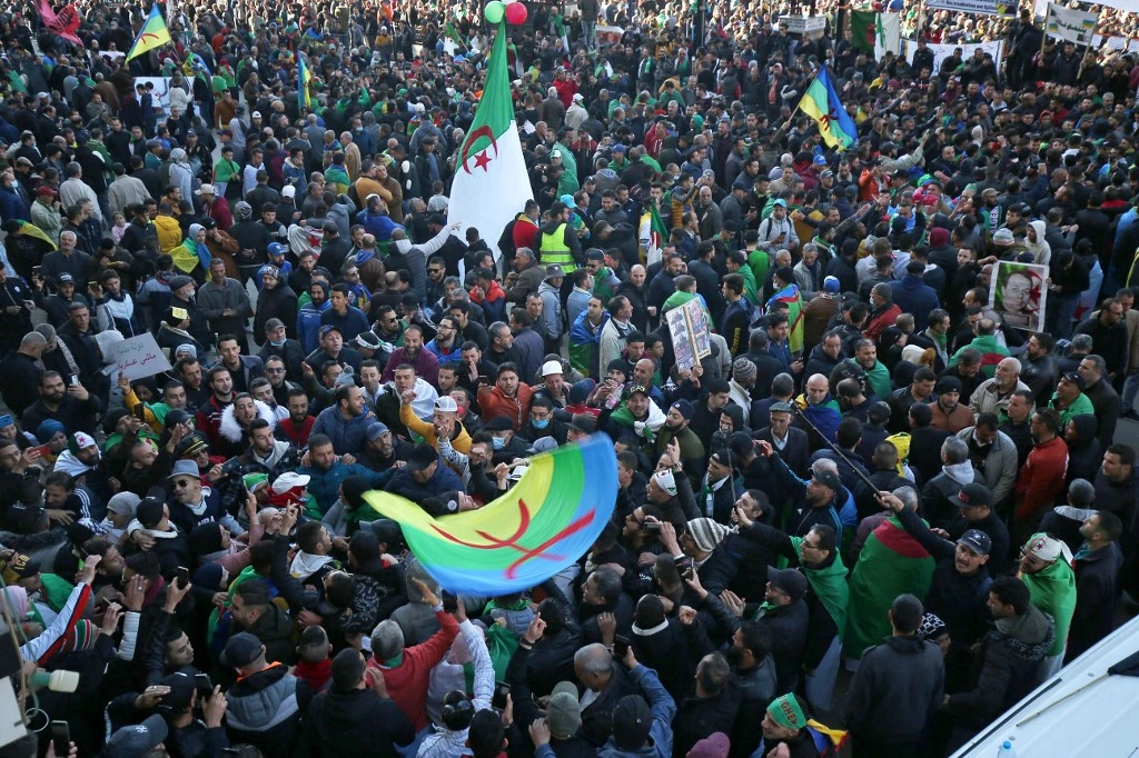 Algérie: retour de milliers de manifestants pour l'anniversaire du Hirak