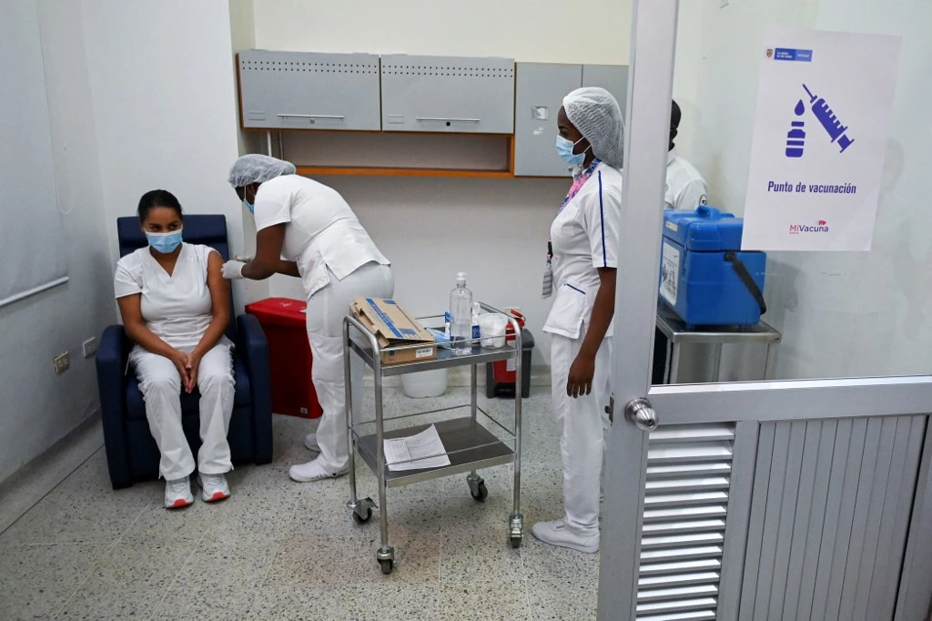 Un agent de santé prépare une dose du vaccin Pfizer-BioNTech contre COVID-19 à l'hôpital universitaire Evaristo Garcia, à Cali, en Colombie, le 18 février 2021. (Photo, AFP)