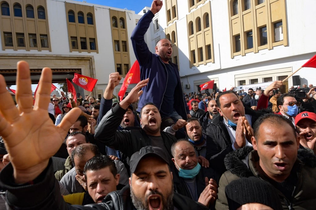 Des employés de la compagnie aérienne nationale tunisienne Tunisair agitent des drapeaux nationaux et lancent des slogans anti-gouvernementaux dans la capitale. (Photo, AFP/Archives)