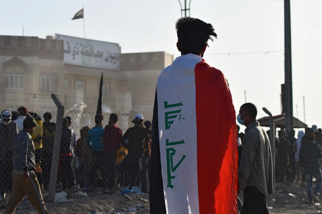Des manifestants anti-gouvernementaux affrontent la police anti-émeute devant le conseil municipal de Dhi Qar à Nasiriyah, dans le sud de l'Irak. (Photo, AFP)