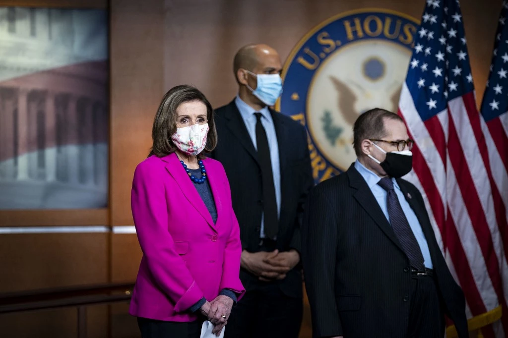La présidente de la Chambre des représentants des États-Unis, Nancy Pelosi, le sénateur Cory Booker, et le représentant Jerrold Nadler lors d'une conférence de presse avant le vote de la Chambre sur la loi sur l'égalité à Capitol Hill le 25 février 2021 à Washington, DC. (Photo, AFP)