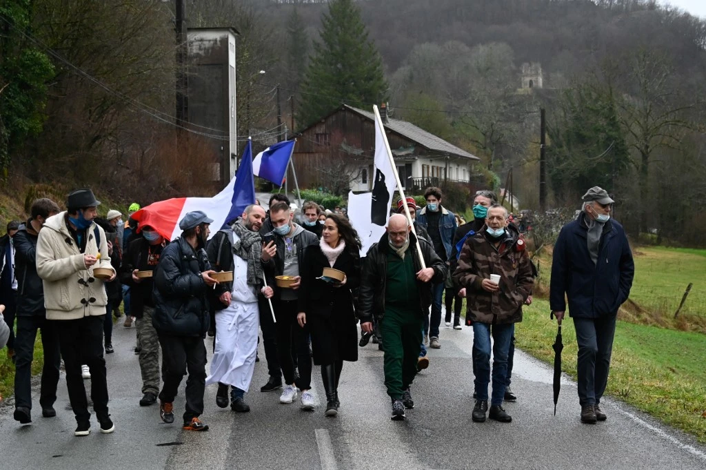 Le chef français Stéphane Turillon et ses supporters marchent à Cusance, dans l'est de la France, le 1er février 2021, après avoir ouvert son restaurant malgré les restrictions de Covid-19 en tant qu'acte de "désobéissance civile". (AFP)