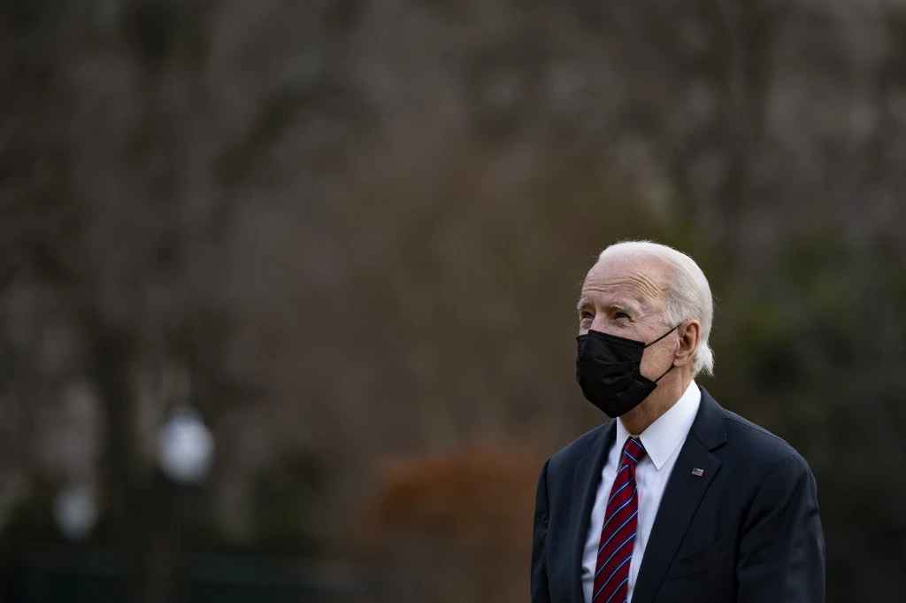 Dans ce fichier photo prise le 29 janvier 2021, le président américain Joe Biden arrive à la Maison Blanche à Washington, DC. Le président américain Joe Biden devait rencontrer le 1er février 2021 un groupe de sénateurs républicains qui ont proposé une alternative à son plan de secours massif Covid-19 qui exclut les programmes clés que les démocrates considèrent comme essentiels. (AFP)