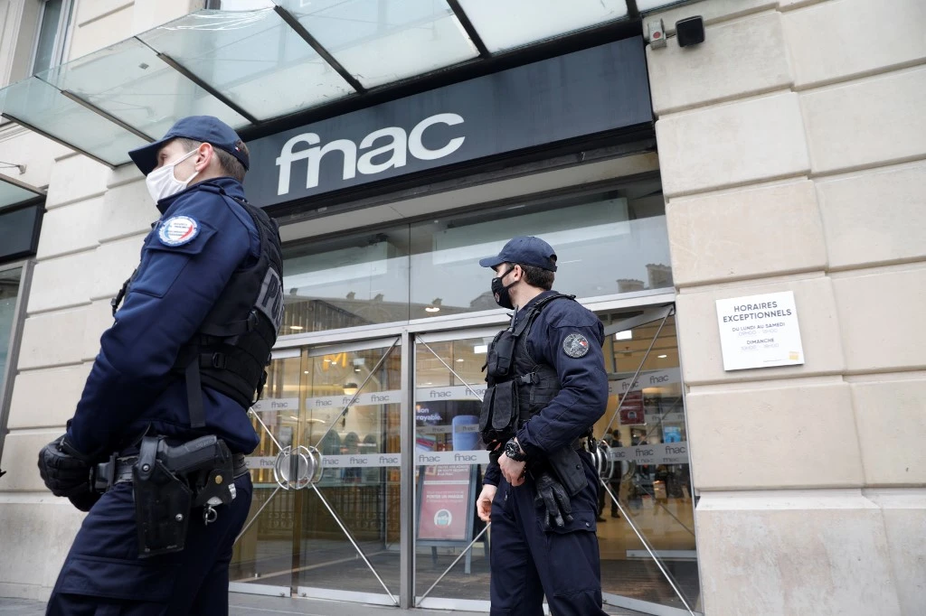 Fermeture des centres commerciaux: un coup dur de plus pour les grands magasins