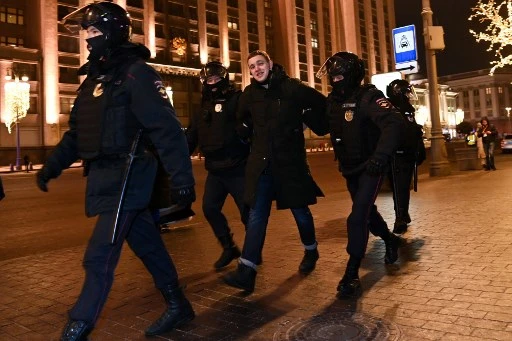 Russie: Navalny envoyé en prison pour près de trois ans malgré la contestation