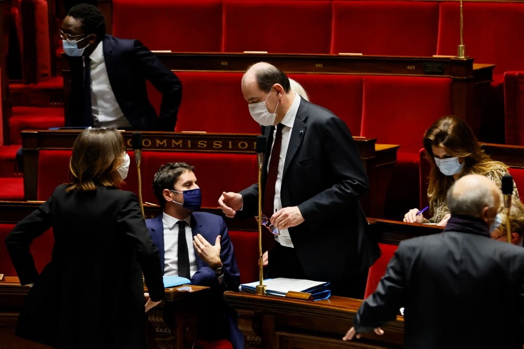 Le Premier ministre français Jean Castex (à droite) s'entretient avec le secrétaire d'État français et porte-parole du gouvernement, Gabriel Attal (au centre), lors d'une session de questions au gouvernement à l'Assemblée nationale à Paris le 2 février 2021. (Photo, AFP)