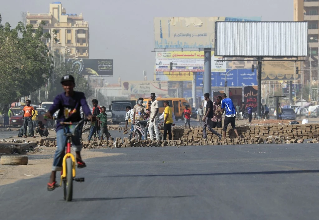 Des manifestants soudanais construisent une barrière de brique bloquant la route principale al-Sittin (soixante) dans la capitale Khartoum, lors d'une manifestation contre la hausse des prix, le 24 janvier 2021. (Photo, AFP)