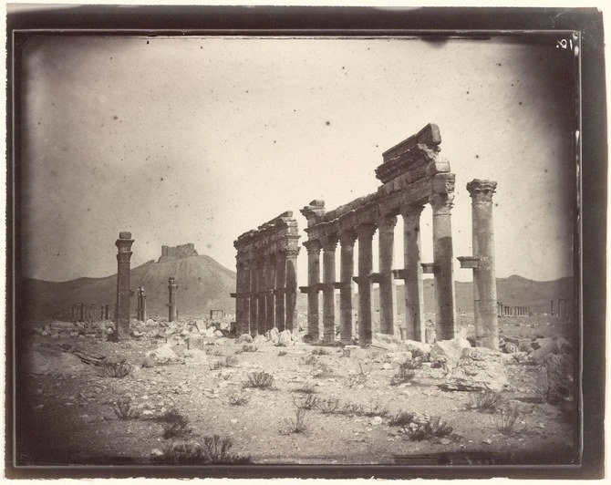 Section ouest de la rue des Colonnades, Louis Vignes, 1864. Tirage albuminé. 8,8 x 11,4 pouces (22,5 x 29 cm). (Getty Research Institute, 2015.R.15)