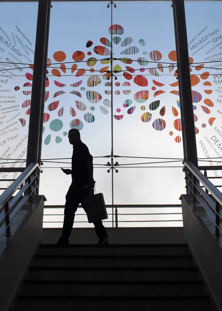 Un homme monte les escaliers le 8 octobre 2014 au Musée Mohammed VI d'Art Moderne et Contemporain de Rabat avant son inauguration officielle. (Photo, AFP)