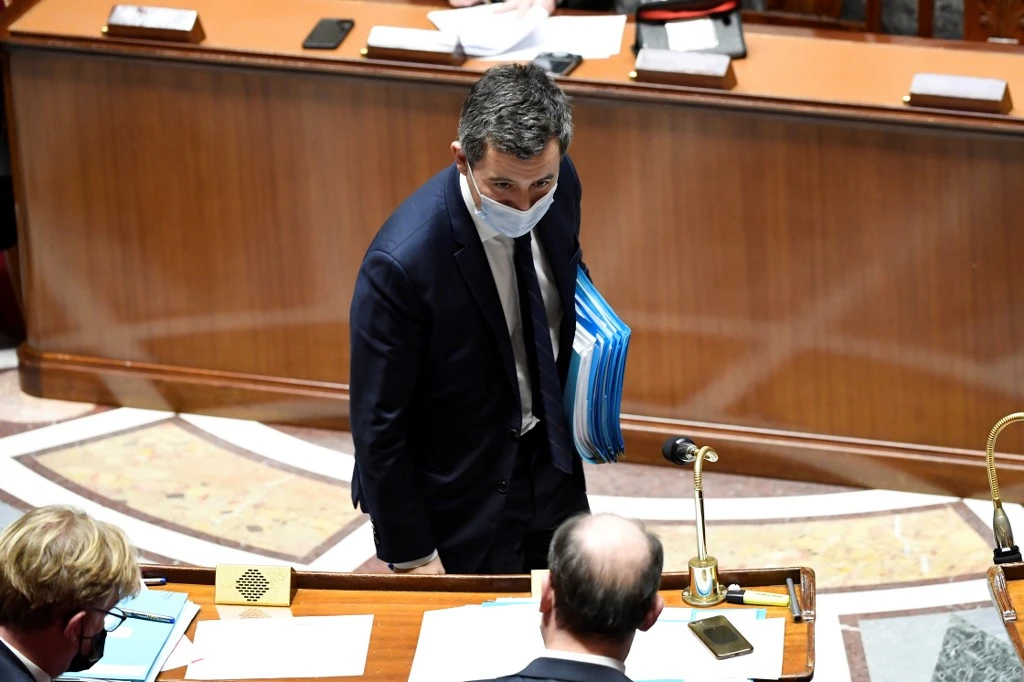 Le ministre français de l'Intérieur, Gérald Darmanin, s'entretient avec le Premier ministre français, Jean Castex, lors d'une session de questions au gouvernement à l'Assemblée nationale à Paris le 26 janvier 2021. (Photo, AFP)
