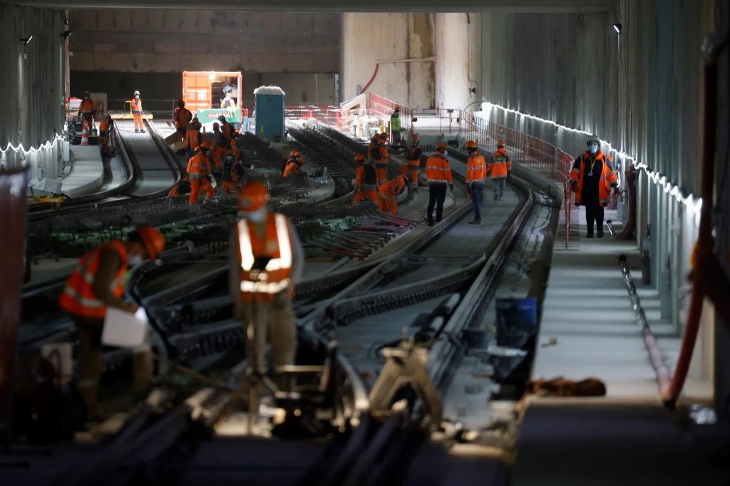 Les ouvriers des groupes de construction Colas et Alstom travaillent à l'aménagement des voies ferrées des futures lignes de métro 15 et 16, partie du réseau de métro Grand Paris Express en construction, à proximité de la future station Noisy-Champs, le 29 octobre 2020 à Champs -sur-Marne, à l'extérieur de Paris. (Photo, AFP)