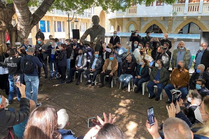 Des militants se rassemblent deux jours après le meurtre de l'éminent critique du Hezbollah, Lokman Slim, exigeant une enquête transparente sur le crime, au centre-ville de Beyrouth, au Liban, le 6 février 2021 (Reuters)