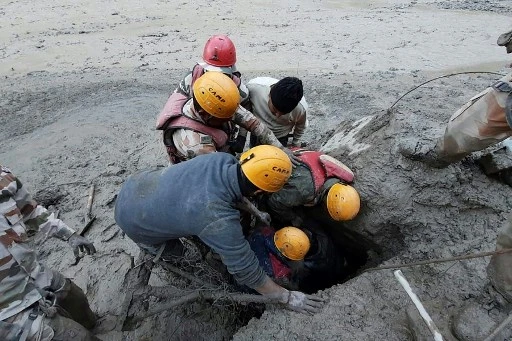 Rupture d'un glacier dans l'Himalaya: au moins trois morts et 200 disparus