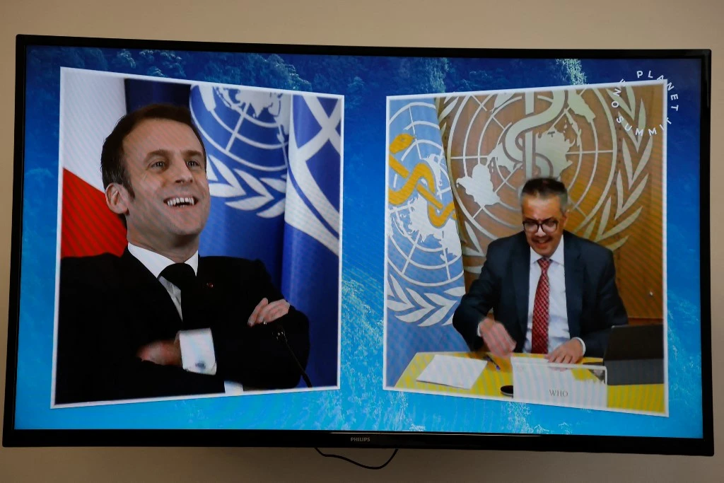 Covid: Macron fait le point avec le patron de l'OMS