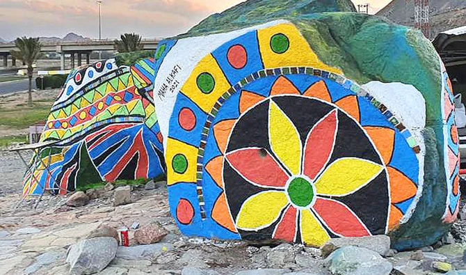 Une artiste saoudienne peint le patrimoine national sur des rochers