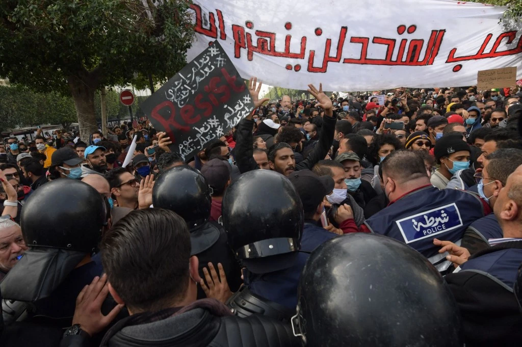 Des membres de la police tunisienne affrontent des manifestants contre le gouvernement et la répression policière dans la capitale Tunis le 6 février 2021. (Photo, AFP)