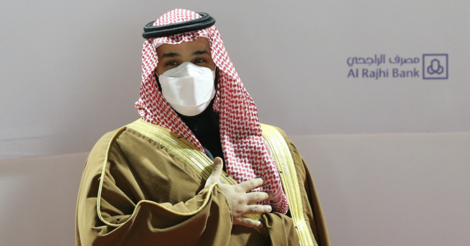 Le prince héritier d’Arabie saoudite, Mohammed ben Salmane, lors de la remise du trophée de la Coupe saoudienne. (Reuters)