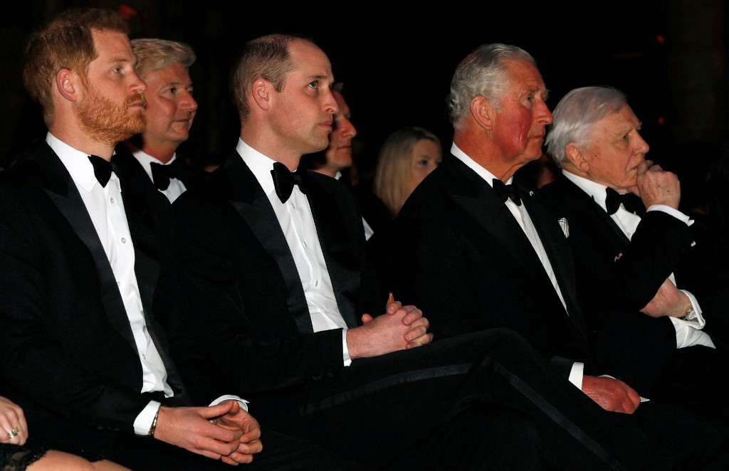 Le prince Harry a parlé avec William et Charles, selon une proche