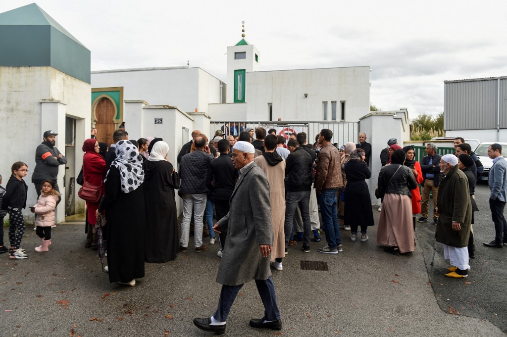 Les gens arrivent pour la prière du vendredi devant la mosquée de Bayonne le 1er novembre 2019, quelques jours après que Claude Sinke, un octogénaire qui s'est présenté comme candidat au Rassemblement national d'extrême droite aux élections régionales de 2015, ait tenté de mettre le feu à la mosquée et ait abattu deux hommes âgés de 74 et 78 ans. Credit GAIZKA IROZ / AFP