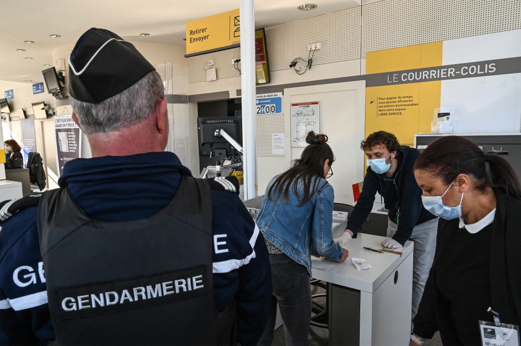 Un gendarme réserviste sécurise le bureau de poste de Lunel, dans le sud de la France, le 9 avril 2020, au milieu de l'épidémie du COVID-19 causée par le nouveau coronavirus. (Archive, AFP)