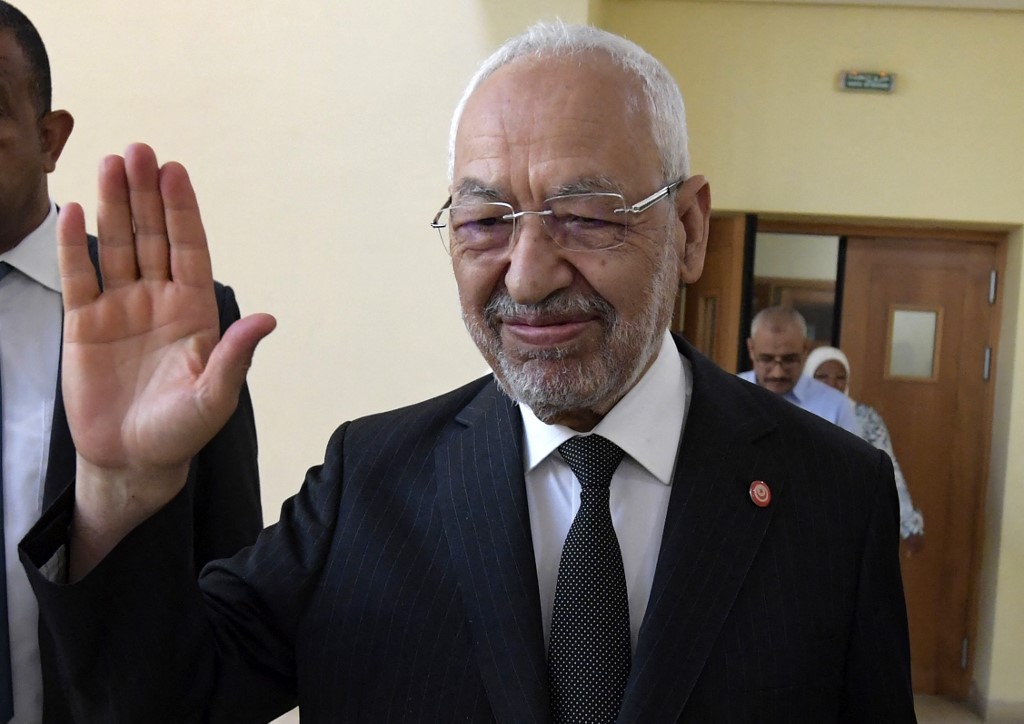 Le président du Parlement tunisien, Rached Ghannouchi, fait signe de la main alors qu'il quitte une session plénière au parlement de la capitale Tunis le 30 juillet 2020. FETHI BELAID / AFP